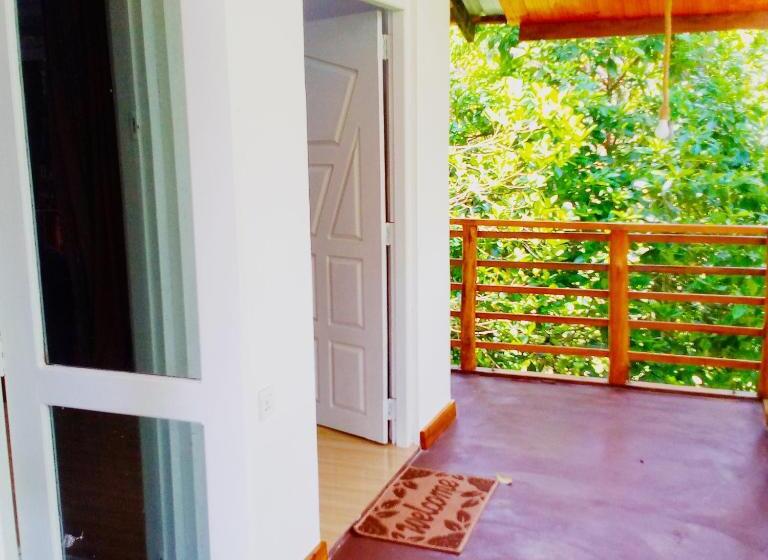 اتاق خانوادگی با چشمانداز کوه, Ella Walkers Nest