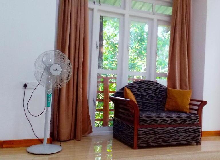 اتاق خانوادگی با چشمانداز کوه, Ella Walkers Nest