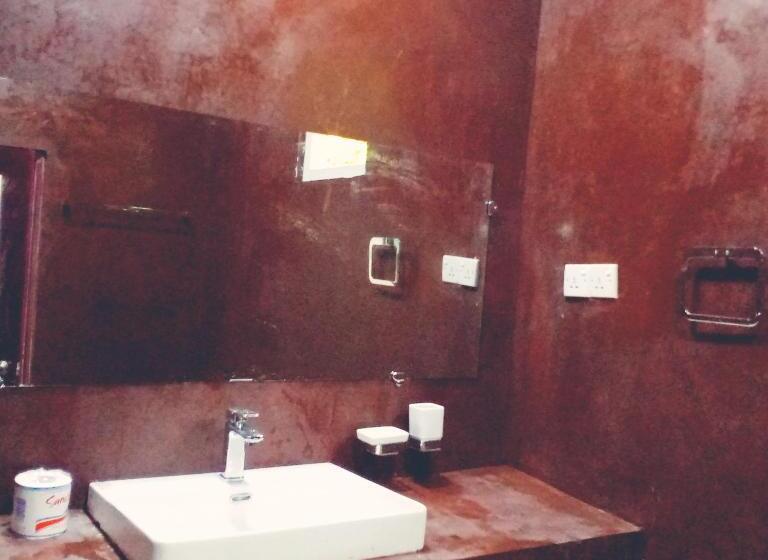 اتاق خانوادگی با چشمانداز کوه, Ella Walkers Nest