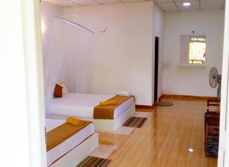 اتاق خانوادگی با چشمانداز کوه, Ella Walkers Nest