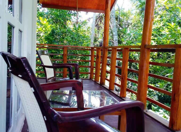 اتاق خانوادگی با چشمانداز کوه, Ella Walkers Nest