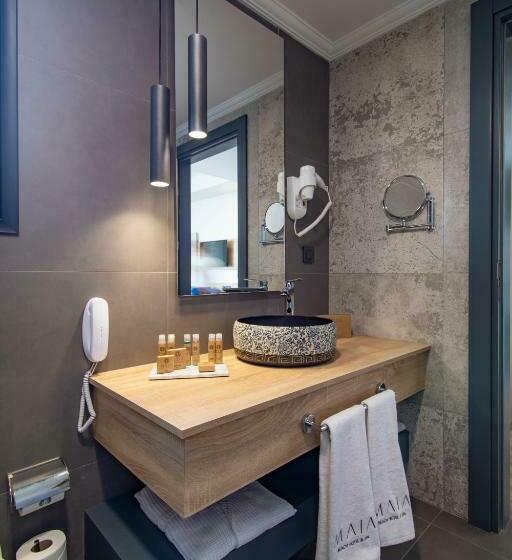 سوییت با چشم‌انداز دریا, Maia Luxury Beach Hotel & Spa