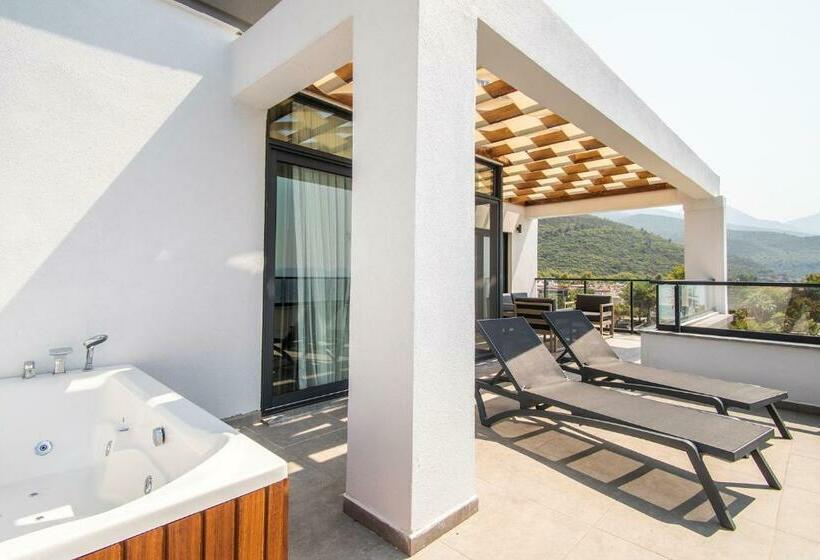 מיטת קינג בסוויטה, Maia Luxury Beach Hotel & Spa