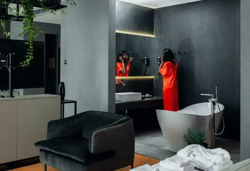 Executive Suite, Raymond
