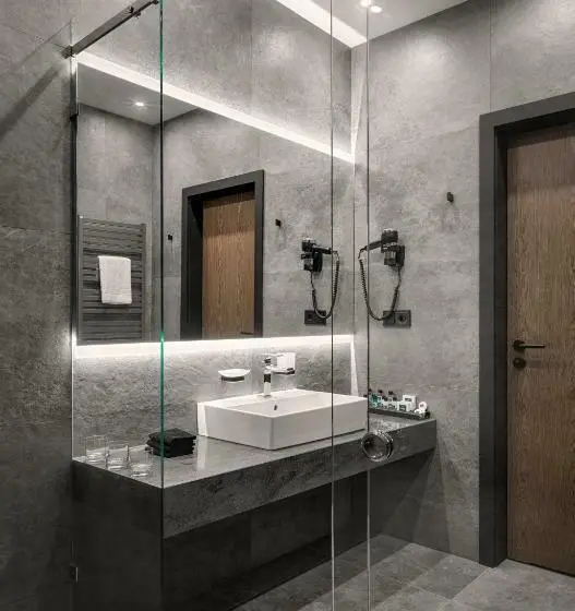 Familien Suite, Raymond