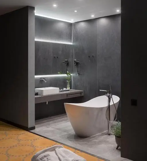 Executive Suite, Raymond