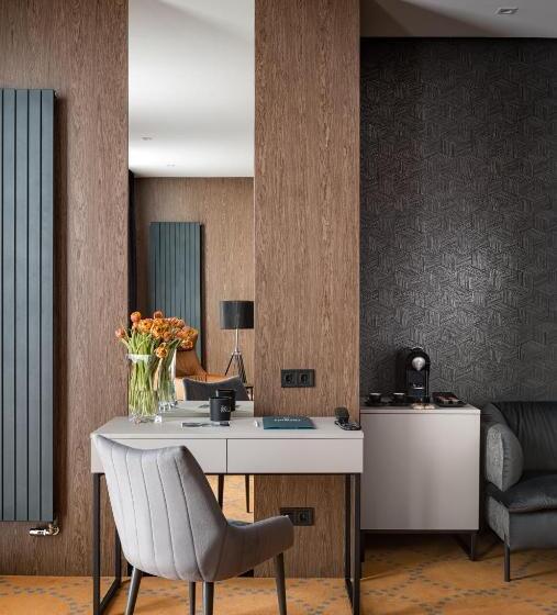 سوییت اجرایی, Raymond