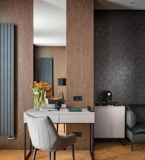 Executive Suite, Raymond