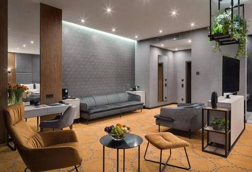 Executive Suite, Raymond