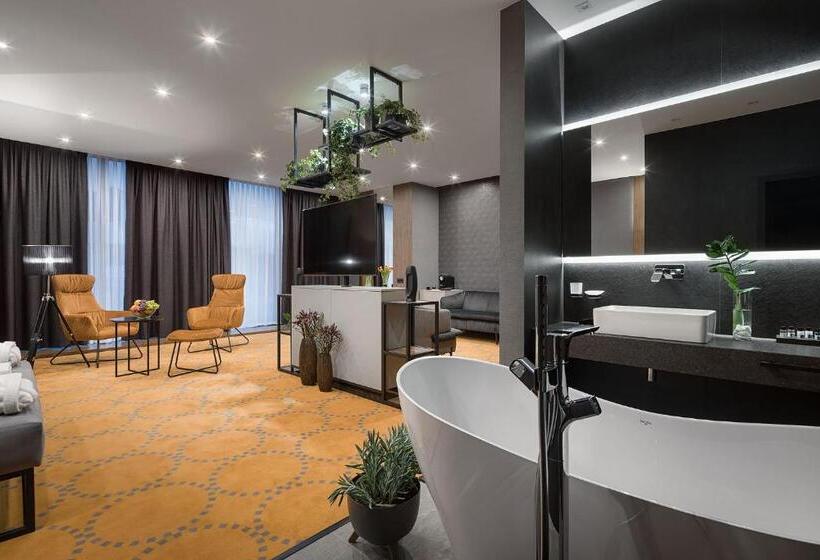 سوییت اجرایی, Raymond