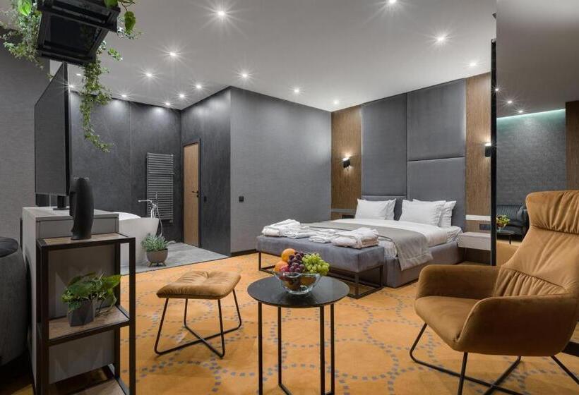 سوییت اجرایی, Raymond