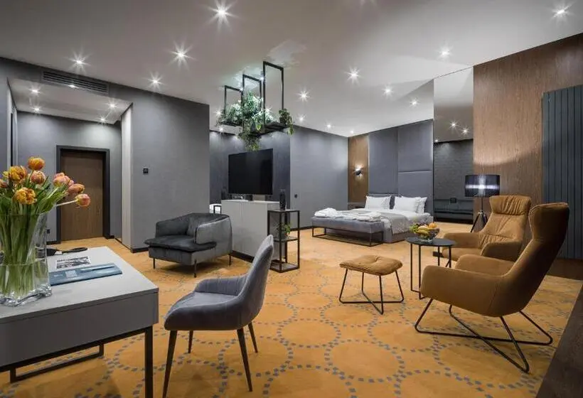 Executive Suite, Raymond