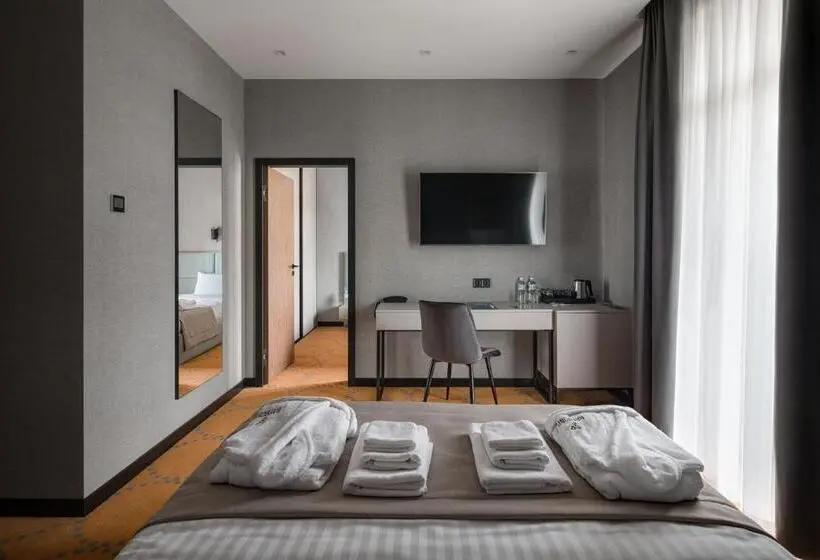 Familien Suite, Raymond