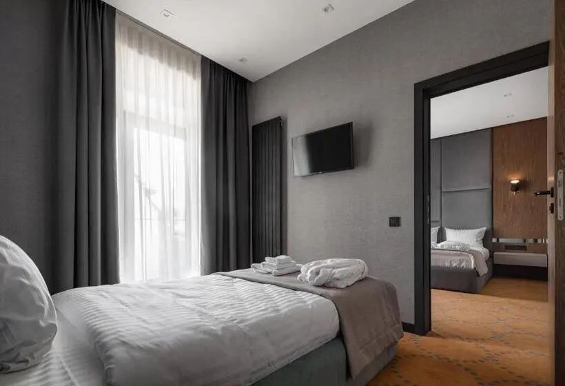 Familien Suite, Raymond