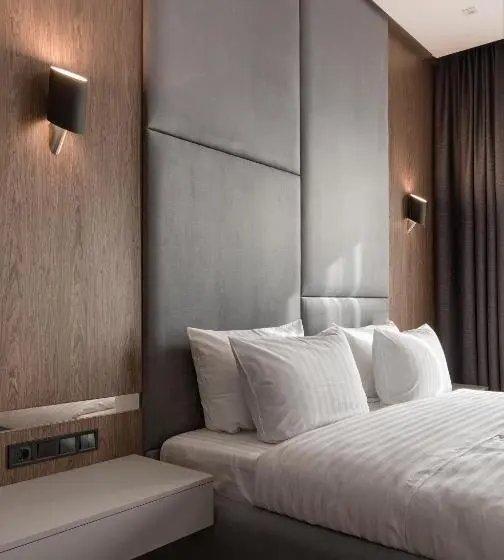Junior Suite, Raymond