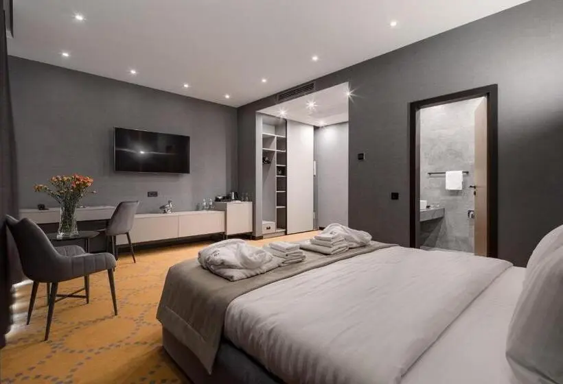 Junior Suite, Raymond