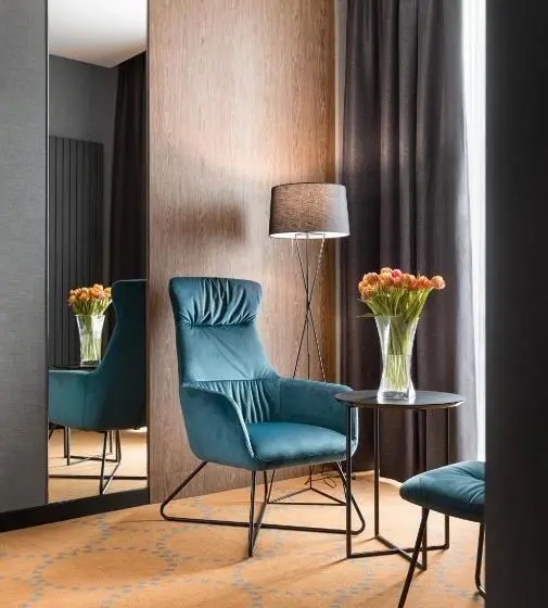 Suite, Raymond