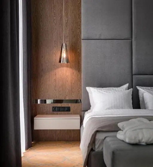 Suite, Raymond