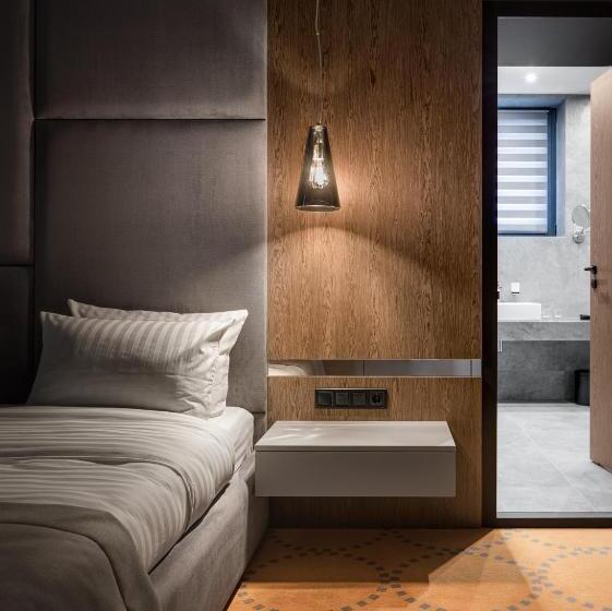 اتاق سوپریور, Raymond