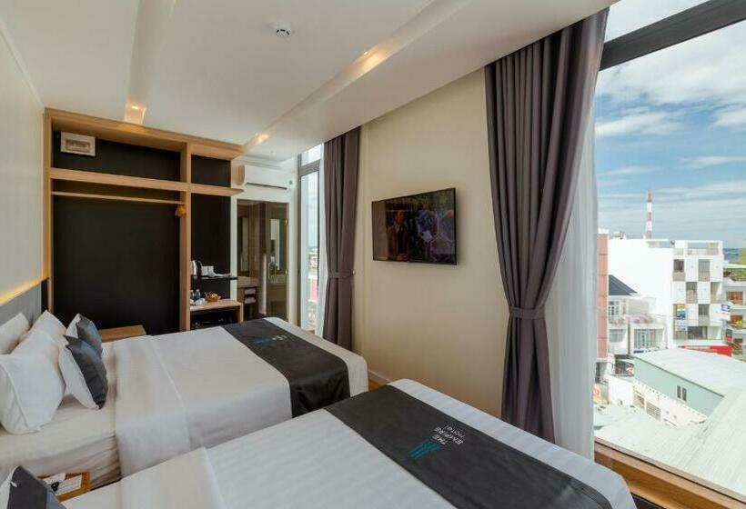 غرفة قياسية ثلاثية, The Empire