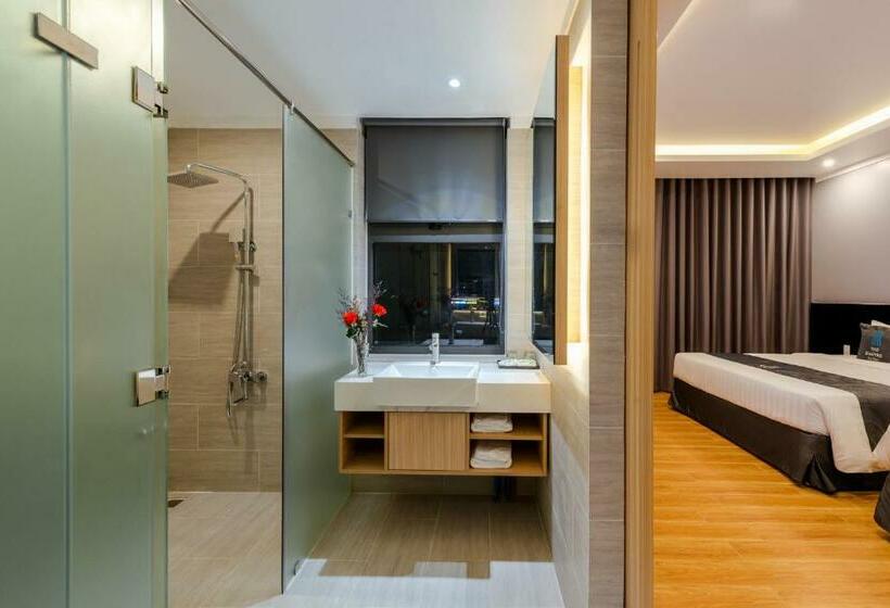 غرفة عائلية, The Empire