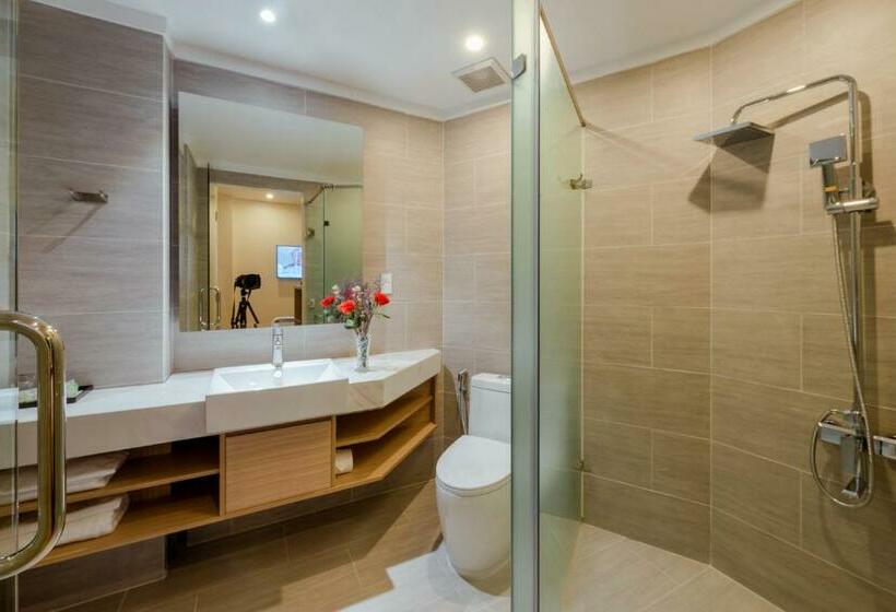 غرفة سوبيريور, The Empire