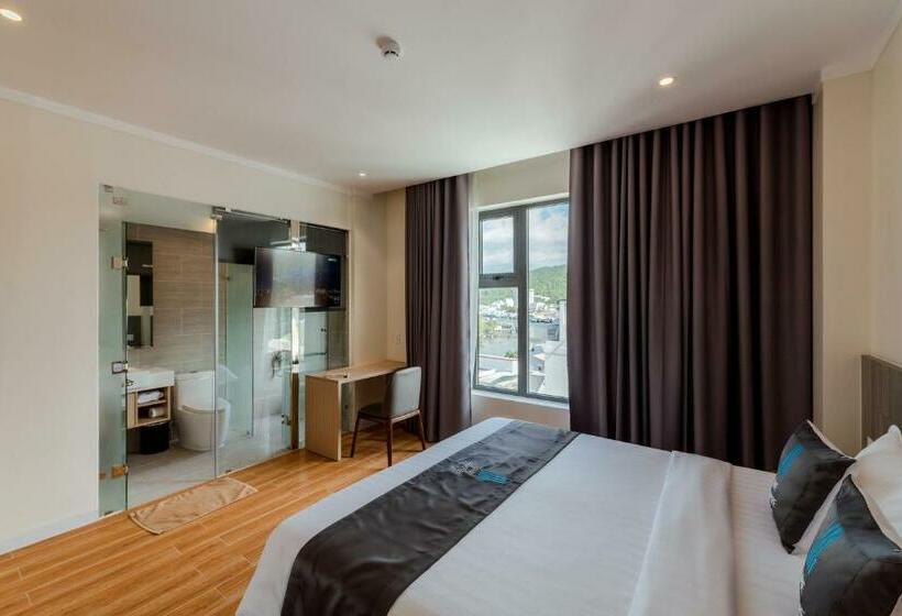 غرفة ديلوكس, The Empire