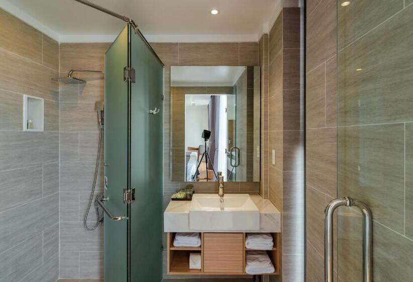 غرفة قياسية ثلاثية, The Empire