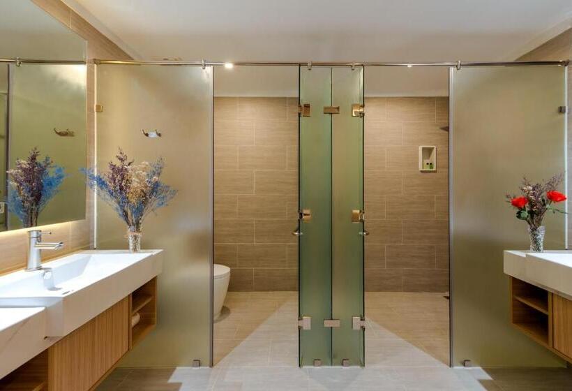 غرفة عائلية, The Empire