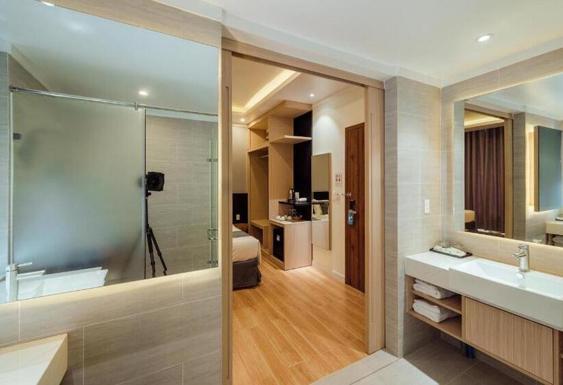 غرفة عائلية, The Empire