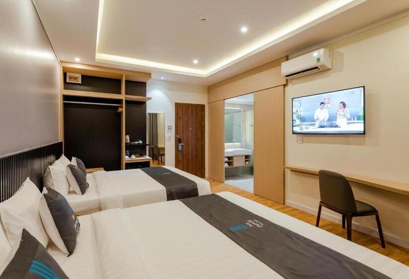 غرفة عائلية, The Empire