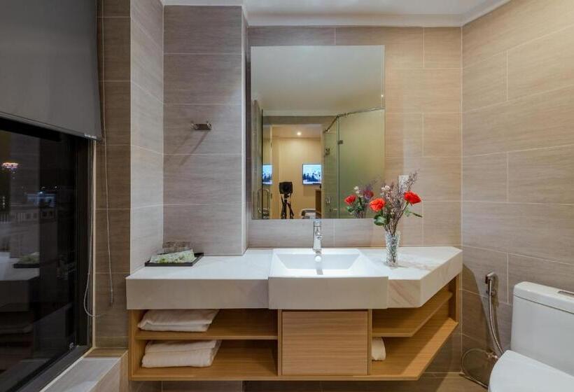 غرفة سوبيريور, The Empire