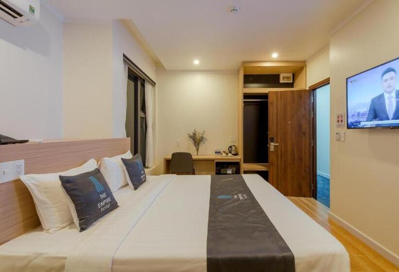 غرفة سوبيريور, The Empire