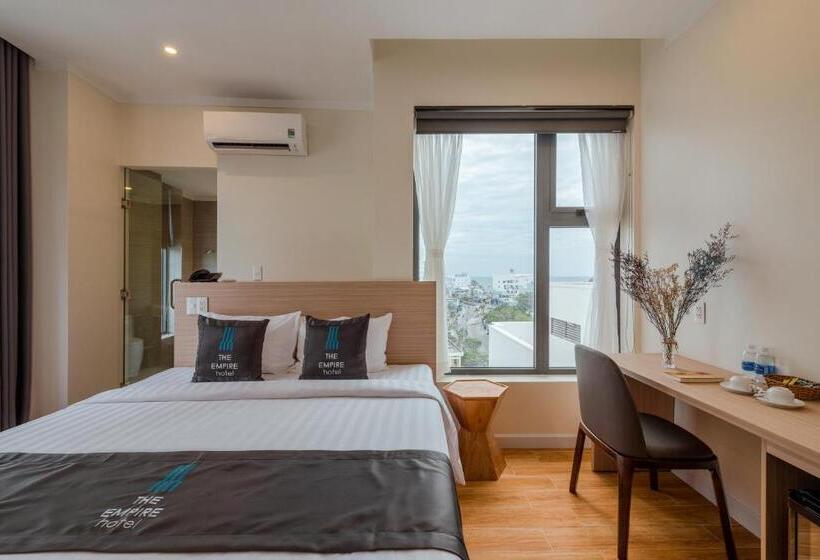 غرفة سوبيريور, The Empire