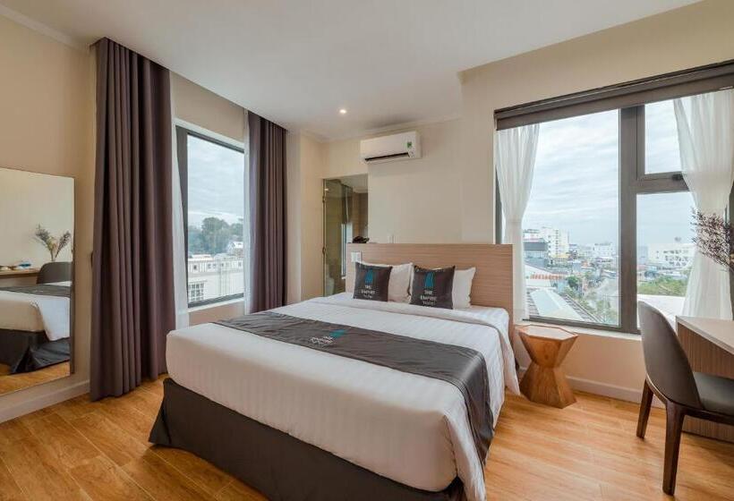 غرفة سوبيريور, The Empire