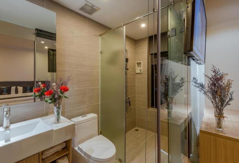 غرفة ديلوكس, The Empire