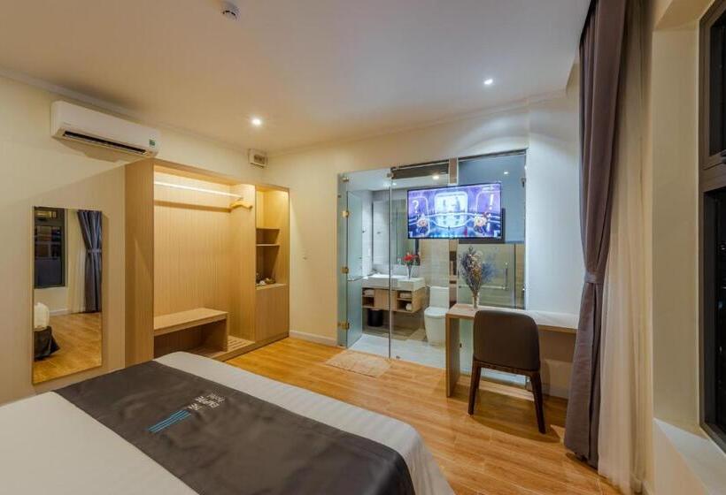 غرفة ديلوكس, The Empire