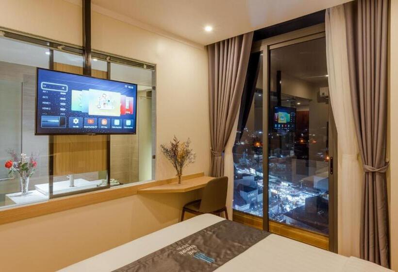 غرفة ديلوكس, The Empire