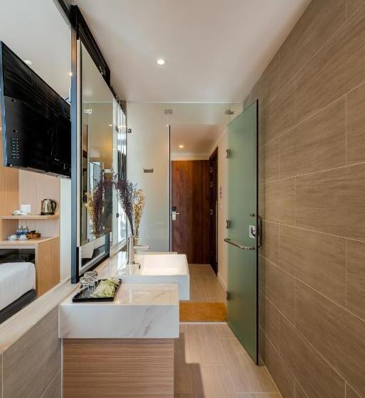 غرفة ديلوكس, The Empire