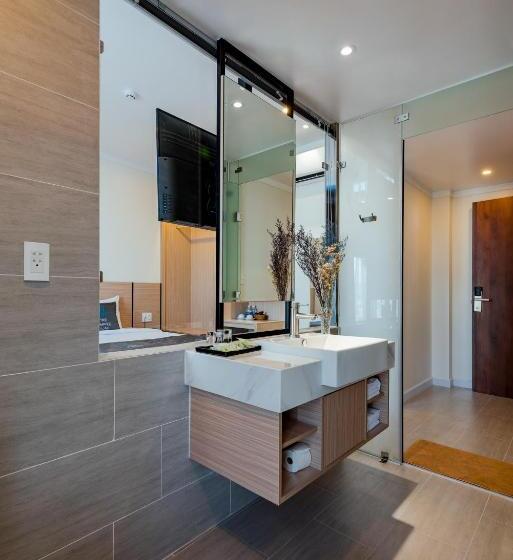 غرفة ديلوكس, The Empire