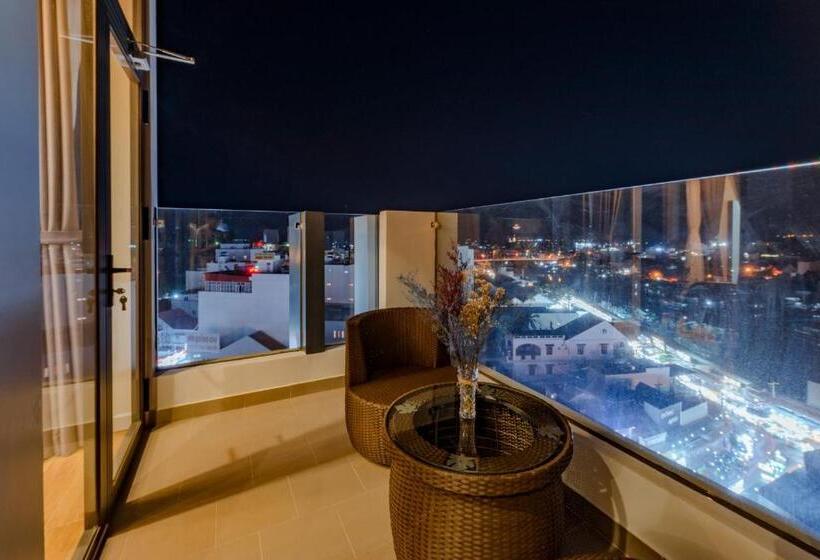 جناح إدارى, The Empire