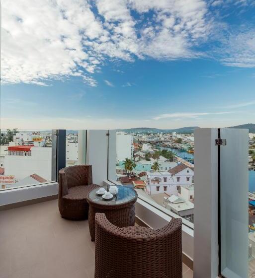 جناح إدارى, The Empire