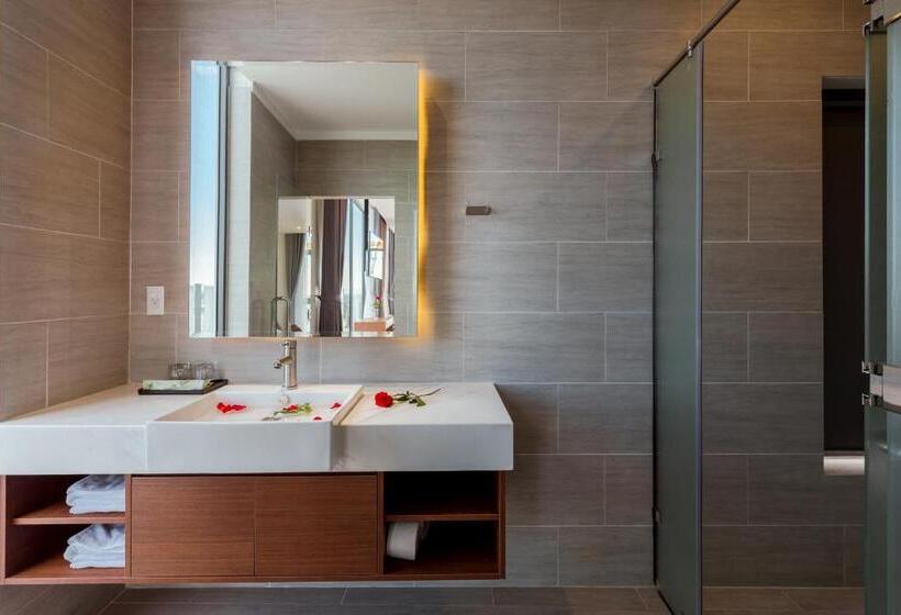 جناح إدارى, The Empire