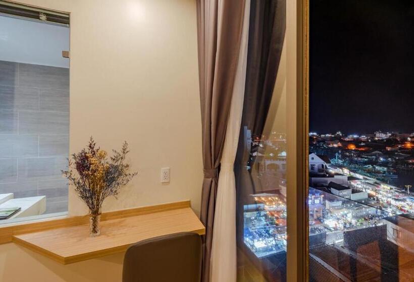 غرفة ديلوكس, The Empire