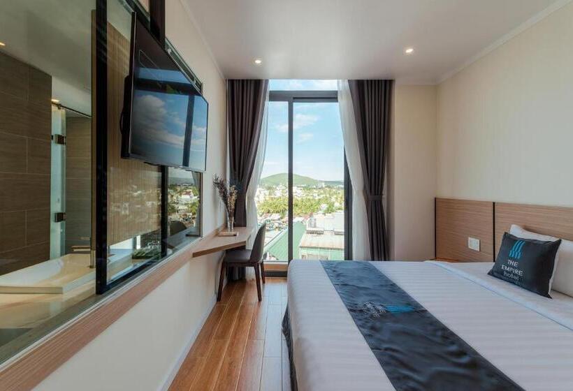 غرفة ديلوكس, The Empire