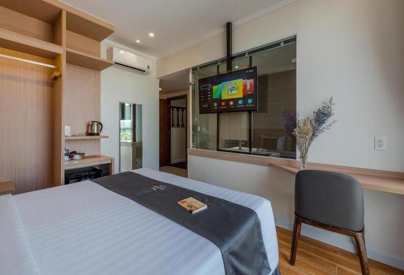 غرفة ديلوكس, The Empire