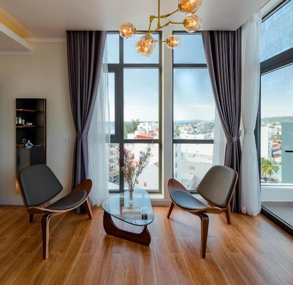 جناح إدارى, The Empire