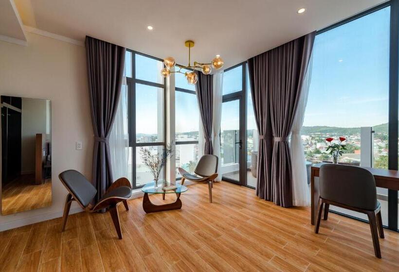 جناح إدارى, The Empire