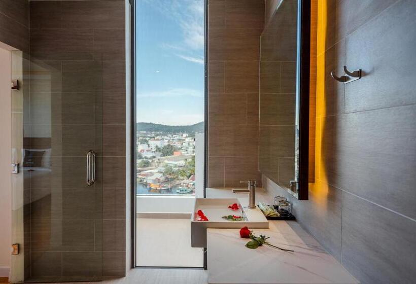 جناح إدارى, The Empire