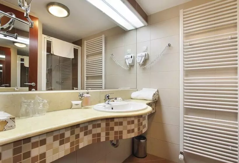 Perhehuone, Airport Hotel Budapest